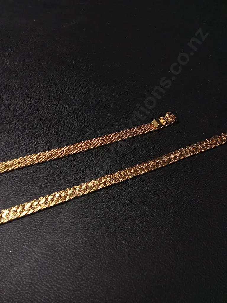 3 PIECES GOLD COLOURED JEWELLERY Image 1++