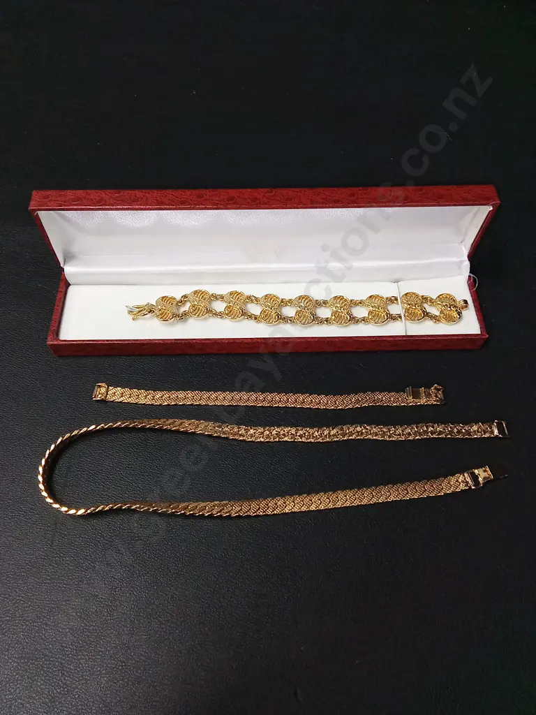 3 PIECES GOLD COLOURED JEWELLERY Image 1++