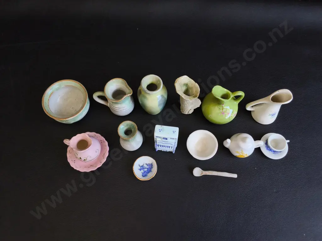 COLLECTION OF PORCELAIN AND CERAMIC HAND PAINTED MINIATYRES, TALLEST H 6.5 CM Image 1++