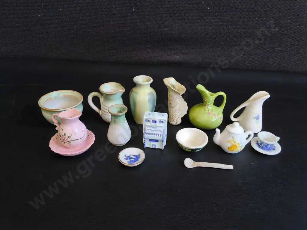 COLLECTION OF PORCELAIN AND CERAMIC HAND PAINTED MINIATYRES, TALLEST H 6.5 CM Image 1++