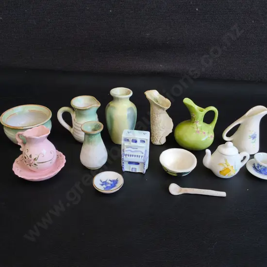 COLLECTION OF PORCELAIN AND CERAMIC HAND PAINTED MINIATYRES, TALLEST H 6.5 CM