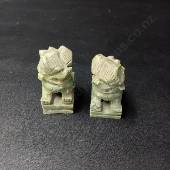 2 VINTAGE CHINESE CARVED FOO DOG FIGURES H6.5CM