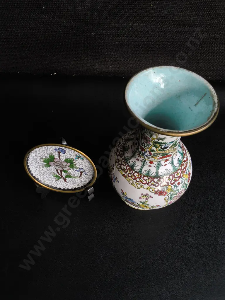 VINTAGE WHITE PORCELAIN BOTTLE VASE, AND MINIATURE DECORATIVE PLATE, TALLEST H 16 CM Image 1++