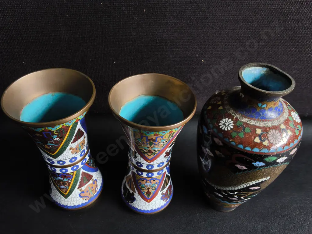 VINTAGE CLOISONNÉ MINIATURE VASE TRIO, ENAMEL ON METAL CLOISONNÉ, TALLEST H 22 CM Image 1++