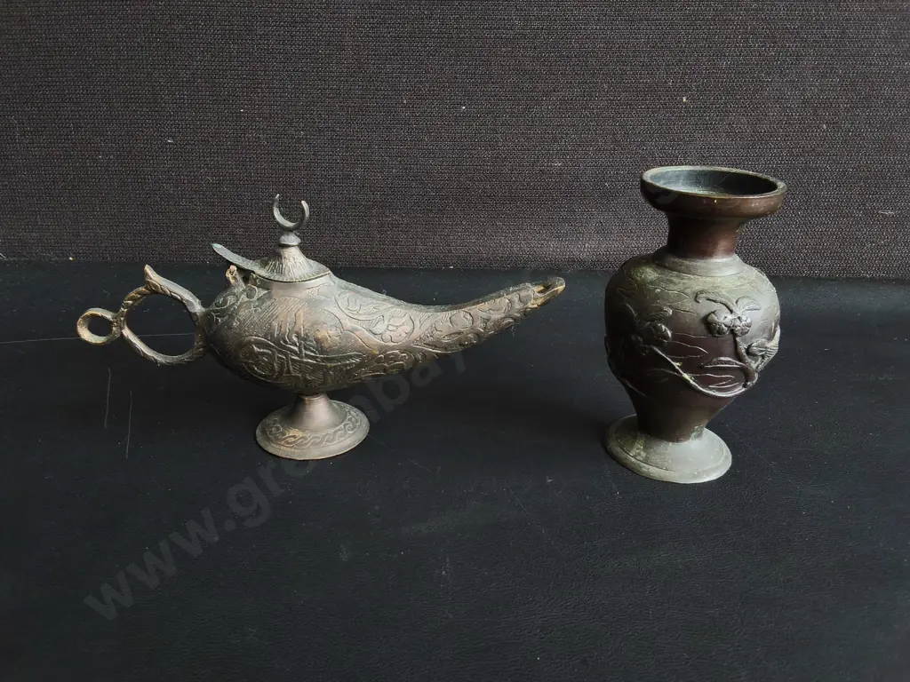 VINTAGE BRASS GENIE LAMP AND SMALL VASE, TALLEST H 13 CM Image 1++