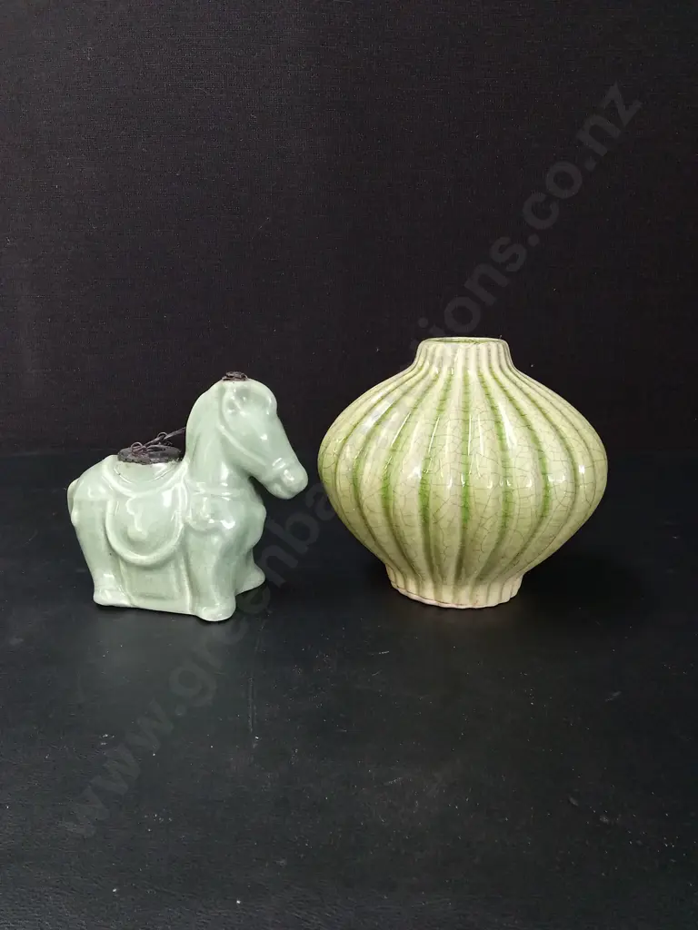 GREEN VASE H15CM AND A CERAMIC HORSE H12.5CM Image 1++