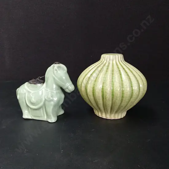 GREEN VASE H15CM AND A CERAMIC HORSE H12.5CM