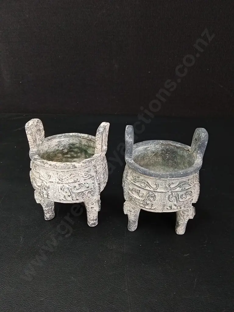 GREEN-PATINATED RHINOCEROS FIGURINE H15CM AND 2 CHINESE ARCHAIC-STYLE TRIPOD VESSELS H11CM Image 1++