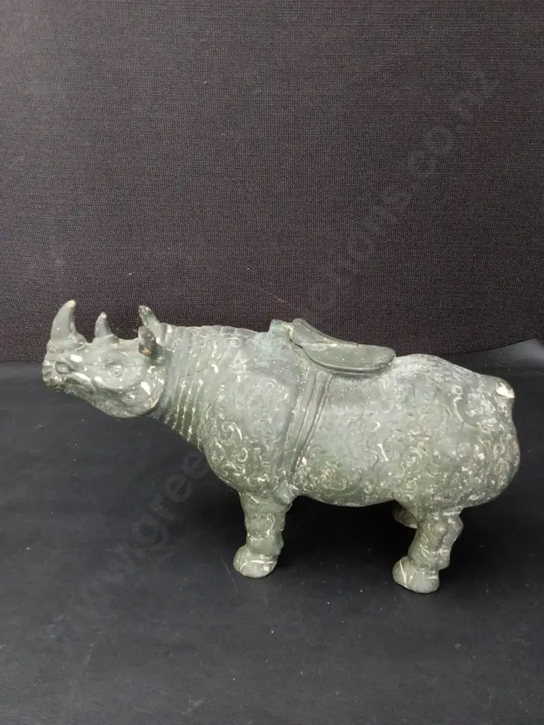 GREEN-PATINATED RHINOCEROS FIGURINE H15CM AND 2 CHINESE ARCHAIC-STYLE TRIPOD VESSELS H11CM Image 1++