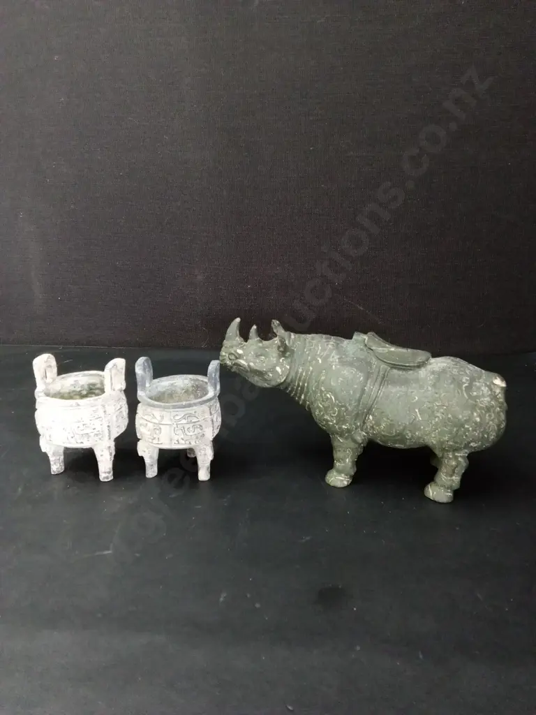 GREEN-PATINATED RHINOCEROS FIGURINE H15CM AND 2 CHINESE ARCHAIC-STYLE TRIPOD VESSELS H11CM Image 1++