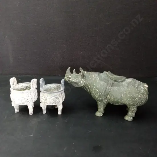 GREEN-PATINATED RHINOCEROS FIGURINE H15CM AND 2 CHINESE ARCHAIC-STYLE TRIPOD VESSELS H11CM
