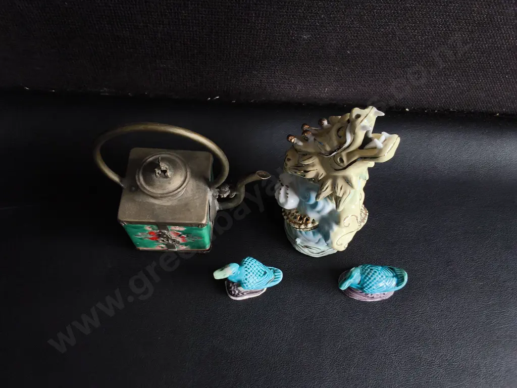 VINTAGE ASIAN PORCELAIN AND METAL DECOR, 4 PIECES, TALLEST H 14 CM Image 1++