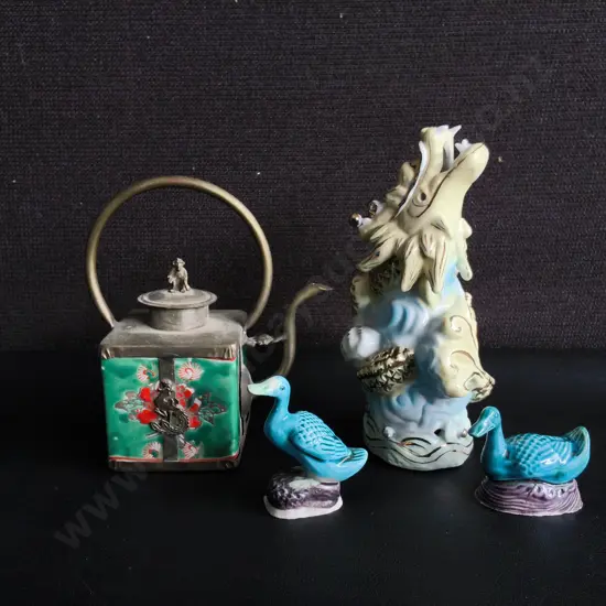 VINTAGE ASIAN PORCELAIN AND METAL DECOR, 4 PIECES, TALLEST H 14 CM