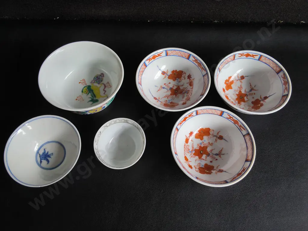 VINTAGE MIX OF CHINESE AND JAPANESE PORCELAIN TEA BOWLS AND WINE CUPS, 6 PIECES Image 1++