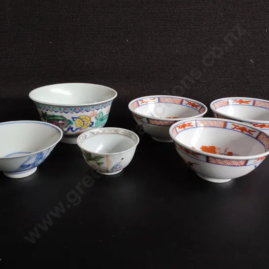 VINTAGE MIX OF CHINESE AND JAPANESE PORCELAIN TEA BOWLS AND WINE CUPS, 6 PIECES