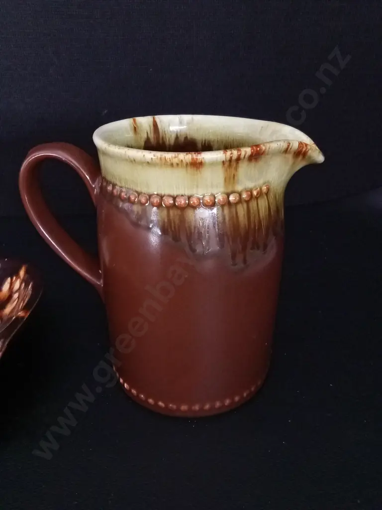 VINTAGE CROWN LYNN JUG H15CM AND A VINTAGE MID-CENTURY MODERN ASHTRAY L24CM Image 1++