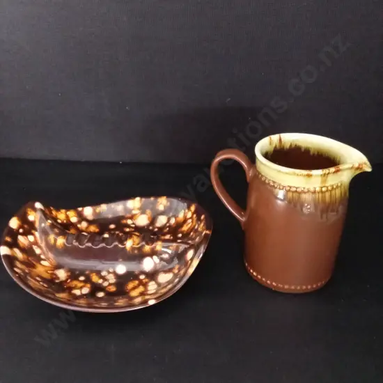 VINTAGE CROWN LYNN JUG H15CM AND A VINTAGE MID-CENTURY MODERN ASHTRAY L24CM