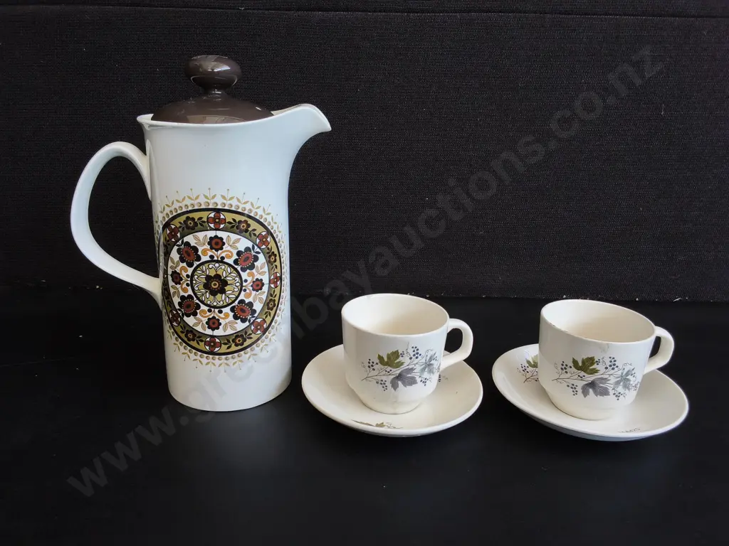 VINTAGE CROWN LYNN TEA CUPS AND SAUCERS, AND RIDGWAY IRONSTONE COFFEE POT, TALLEST H 27 CM Image 1++
