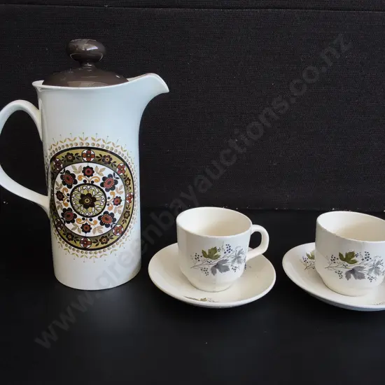 VINTAGE CROWN LYNN TEA CUPS AND SAUCERS, AND RIDGWAY IRONSTONE COFFEE POT, TALLEST H 27 CM