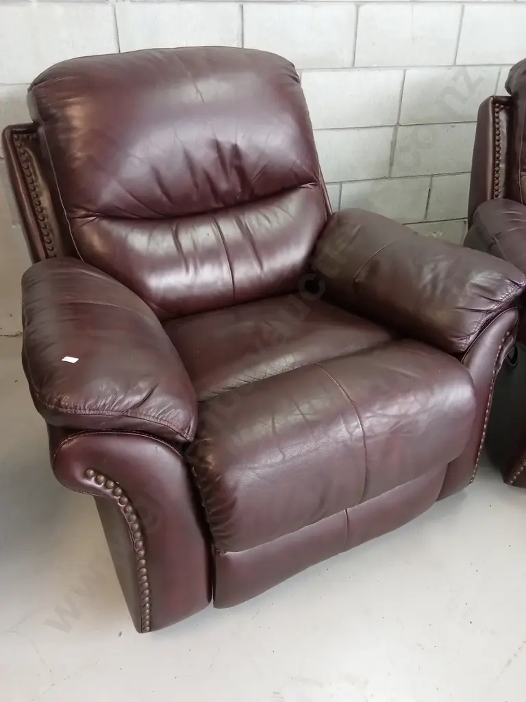 2 X BURGUNDY LEATHER RECLINER ARMCHAIRS, H 100CM Image 1++