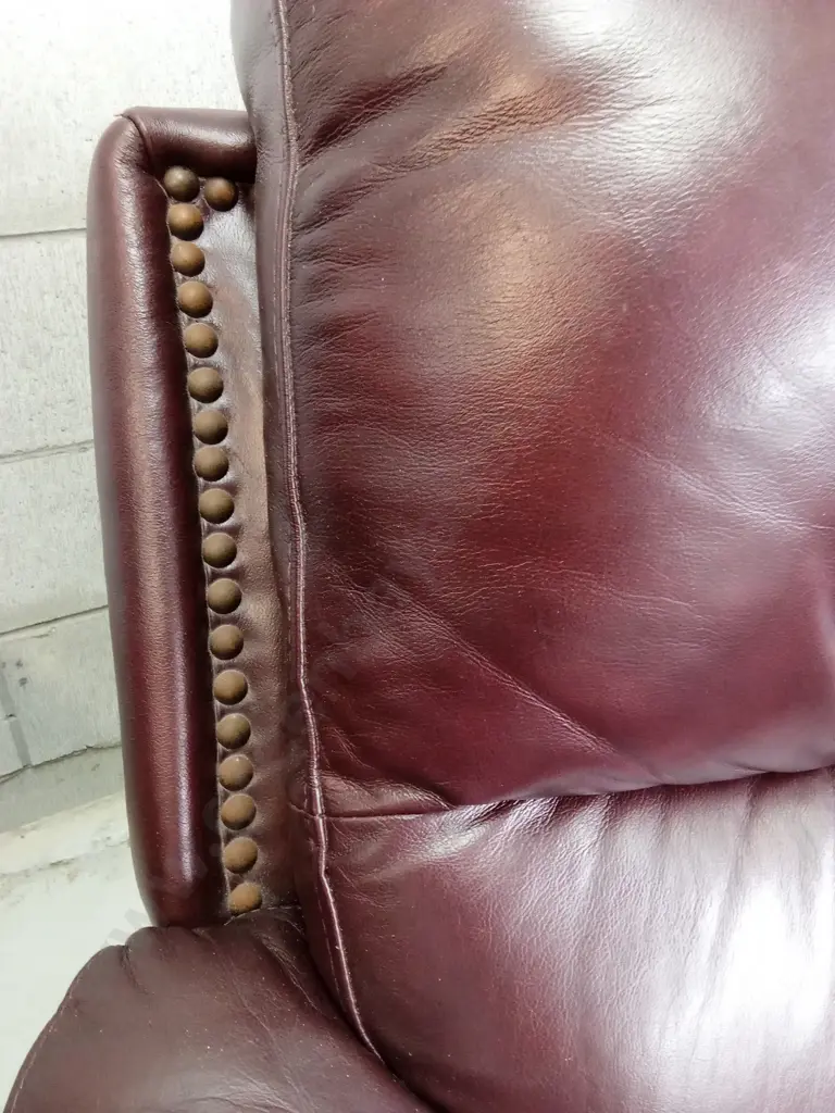 2 X BURGUNDY LEATHER RECLINER ARMCHAIRS, H 100CM Image 1++