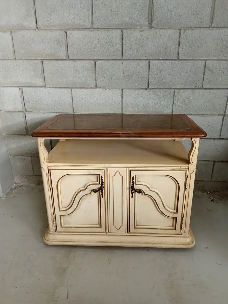 VINTAGE BAR CABINET WITH 2 DOORS H78CM W97CM D50CM. MISSING ONE WHEEL Image 1++