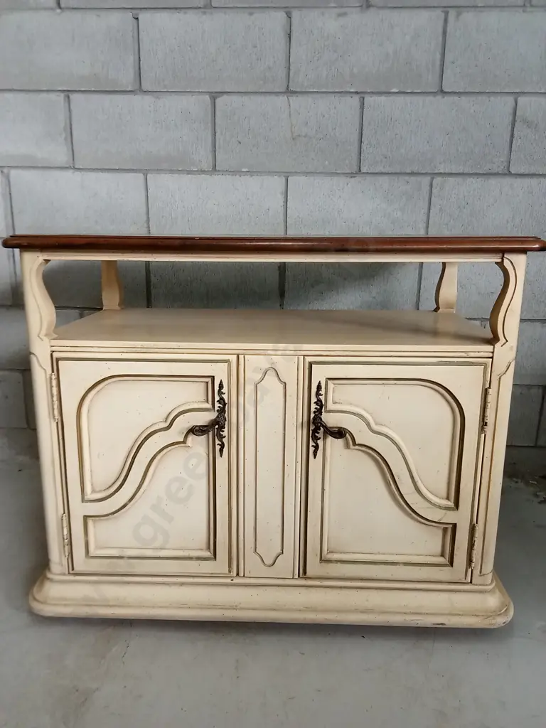 VINTAGE BAR CABINET WITH 2 DOORS H78CM W97CM D50CM. MISSING ONE WHEEL Image 1++
