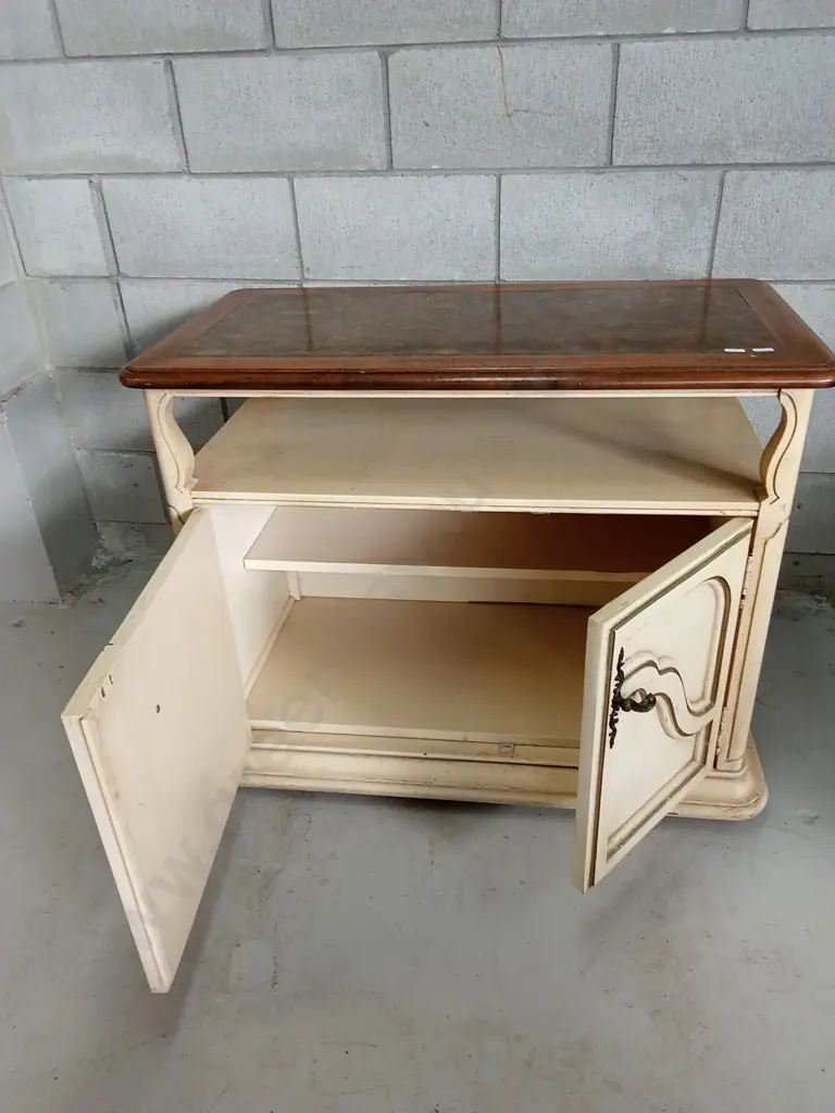 VINTAGE BAR CABINET WITH 2 DOORS H78CM W97CM D50CM. MISSING ONE WHEEL Image 1++