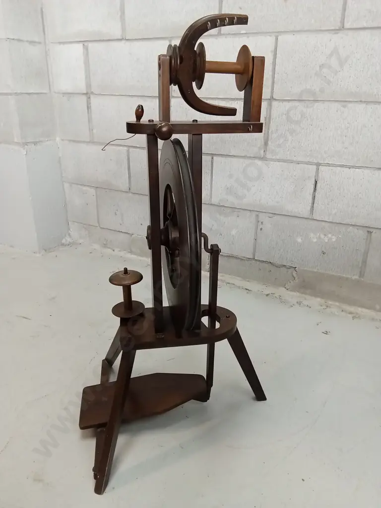 VINTAGE WOODEN UPRIGHT SPINNING WHEEL, H 87CM Image 1++