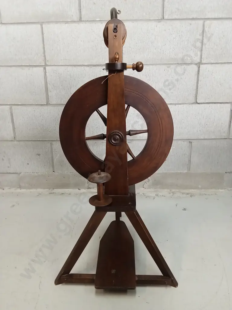 VINTAGE WOODEN UPRIGHT SPINNING WHEEL, H 87CM Image 1++