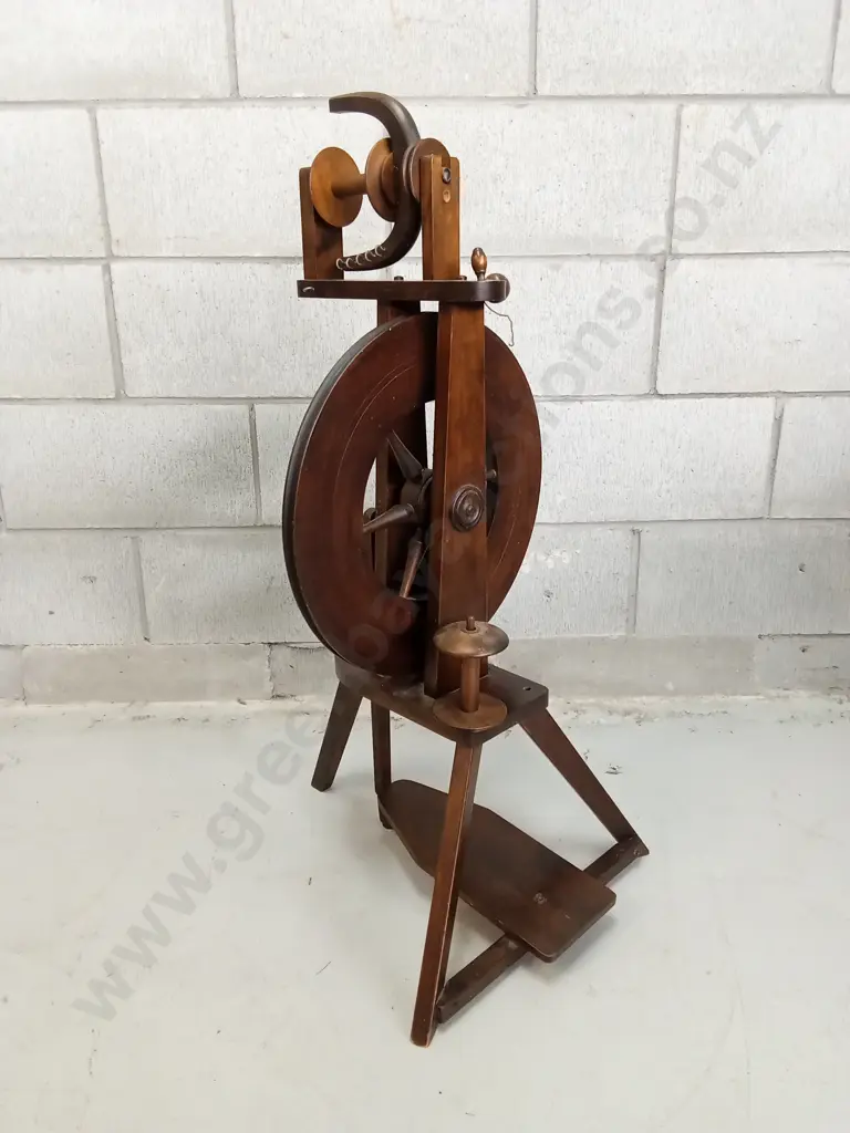 VINTAGE WOODEN UPRIGHT SPINNING WHEEL, H 87CM Image 1++