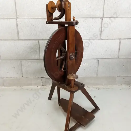 VINTAGE WOODEN UPRIGHT SPINNING WHEEL, H 87CM