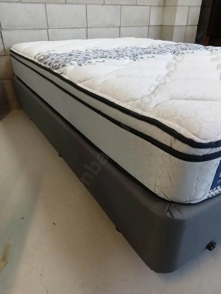 SLEEPYHEAD CHIROPRACTIC CARDIFF SERIES BED AND BASE. 203CM X137CM EXCELLENT CONDITION Image 1++