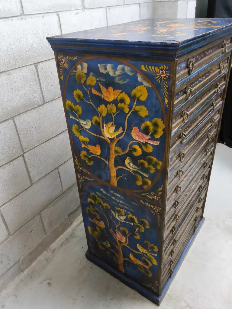 TALL WOODEN CHEST OF DRAWERS WITH HAND PAINTED DECAL, H 125CM X W 69CM X D 49CM Image 1++