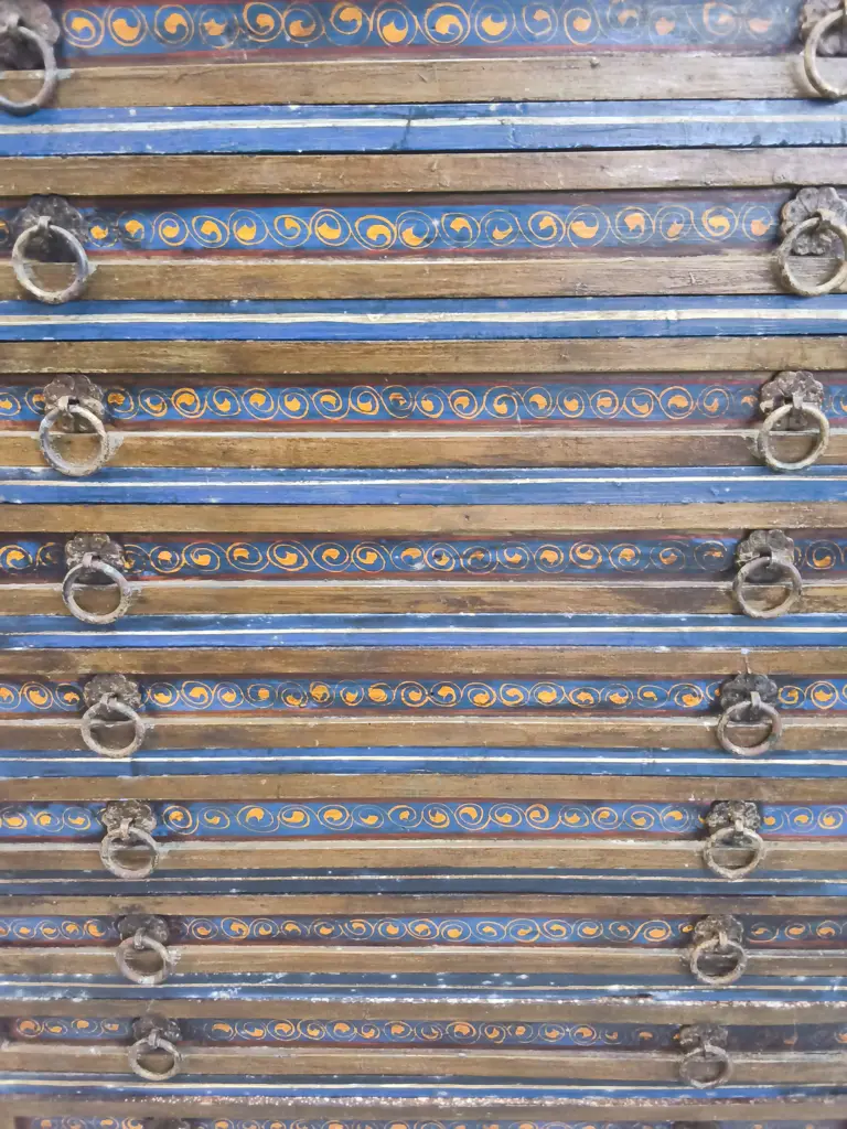 TALL WOODEN CHEST OF DRAWERS WITH HAND PAINTED DECAL, H 125CM X W 69CM X D 49CM Image 1++