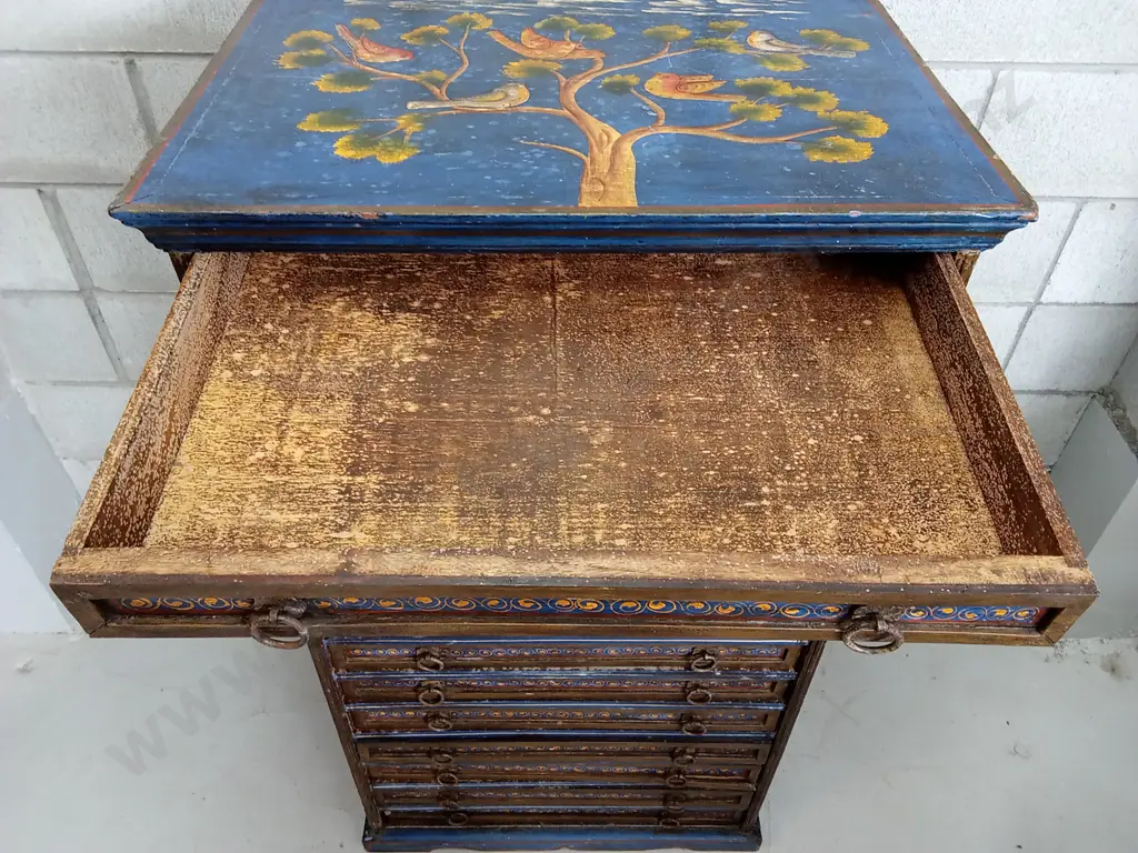 TALL WOODEN CHEST OF DRAWERS WITH HAND PAINTED DECAL, H 125CM X W 69CM X D 49CM Image 1++