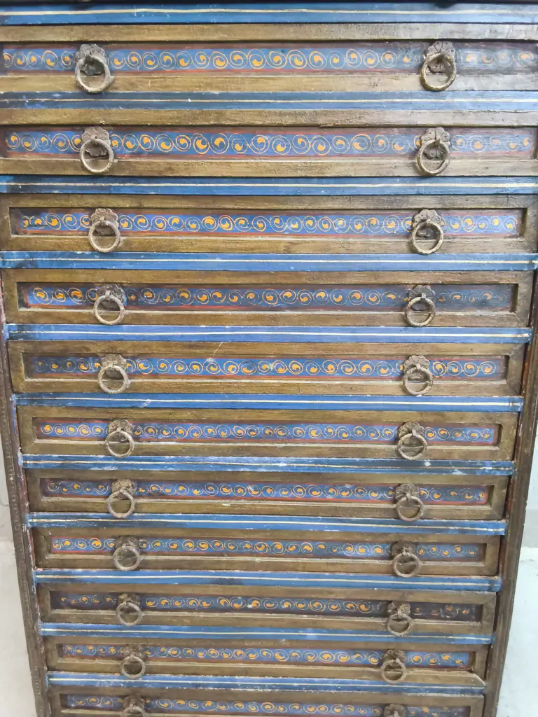 TALL WOODEN CHEST OF DRAWERS WITH HAND PAINTED DECAL, H 125CM X W 69CM X D 49CM Image 1++
