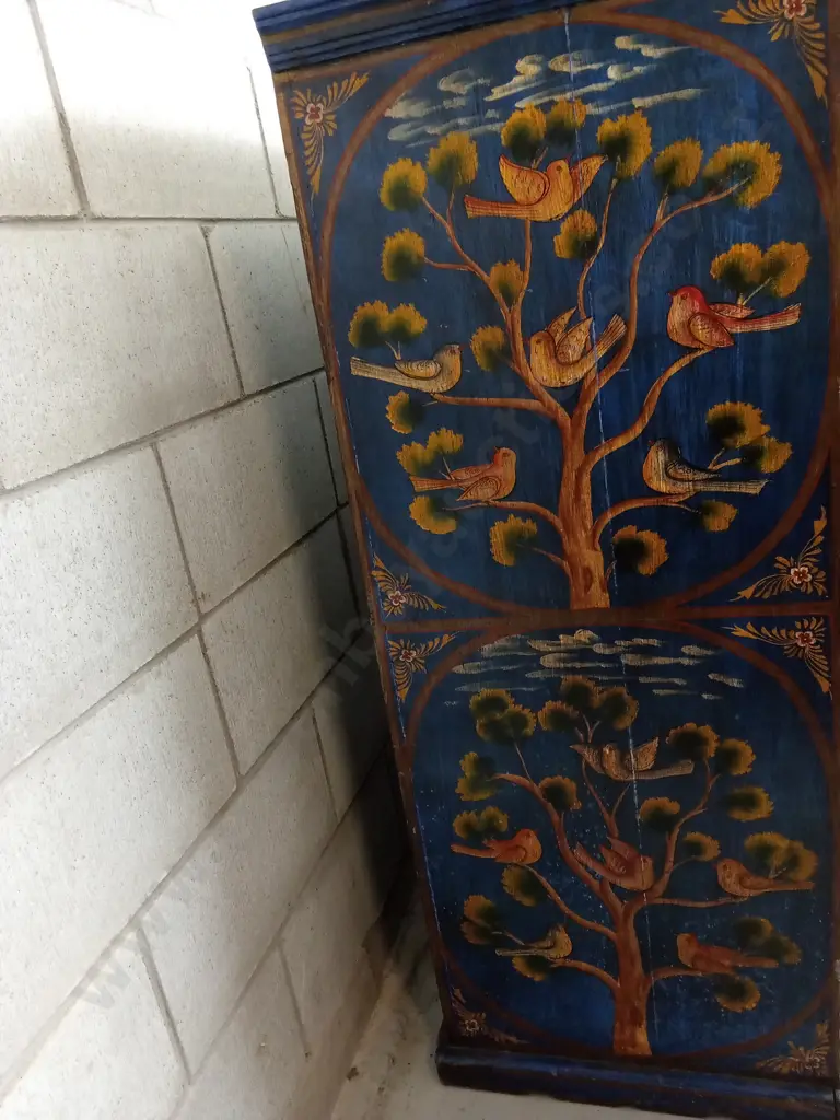 TALL WOODEN CHEST OF DRAWERS WITH HAND PAINTED DECAL, H 125CM X W 69CM X D 49CM Image 1++