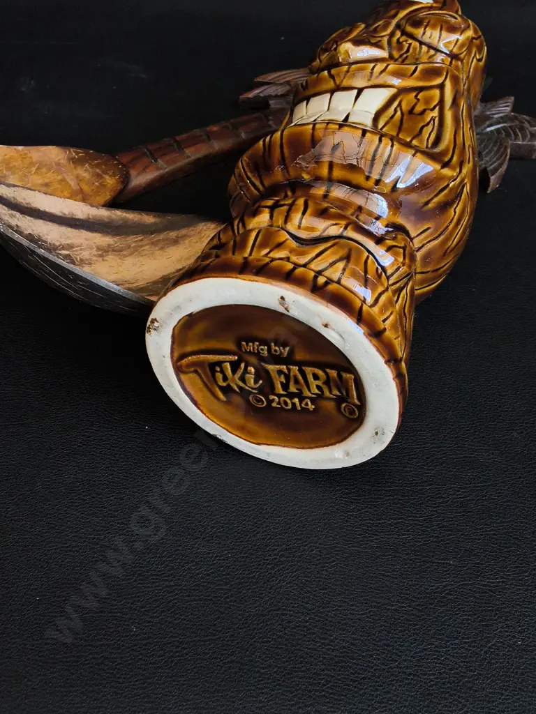 GLAZED CERAMIC TIKI VASE AND PAIR OF HAND CARVED PALM TREE WOODEN SALAD SERVERS, TALLEST H 20 CM Image 1++