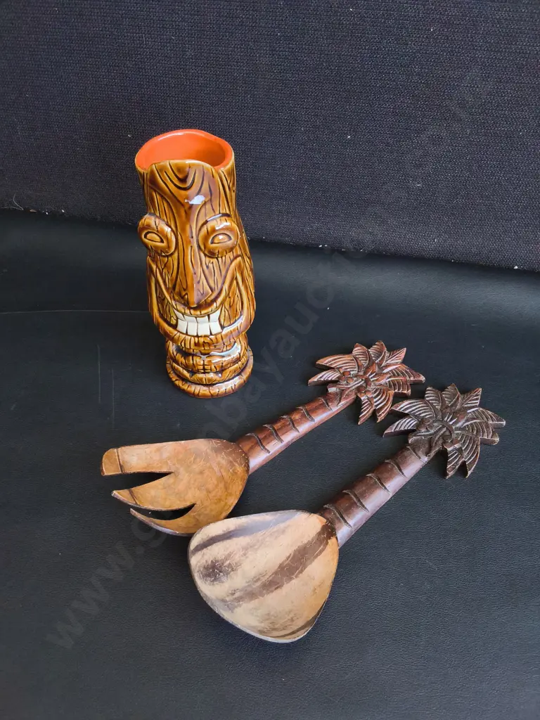 GLAZED CERAMIC TIKI VASE AND PAIR OF HAND CARVED PALM TREE WOODEN SALAD SERVERS, TALLEST H 20 CM Image 1++