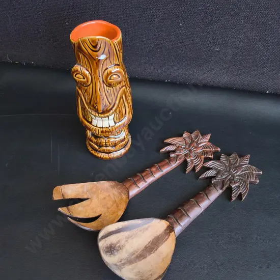 GLAZED CERAMIC TIKI VASE AND PAIR OF HAND CARVED PALM TREE WOODEN SALAD SERVERS, TALLEST H 20 CM