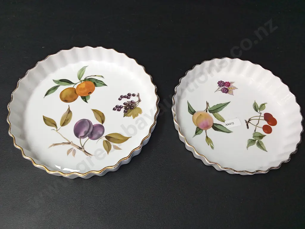 2 ROYAL WORCESTER FLAMEPROOF PORCELAIN DISHES LARGEST D21.5CM Image 1++