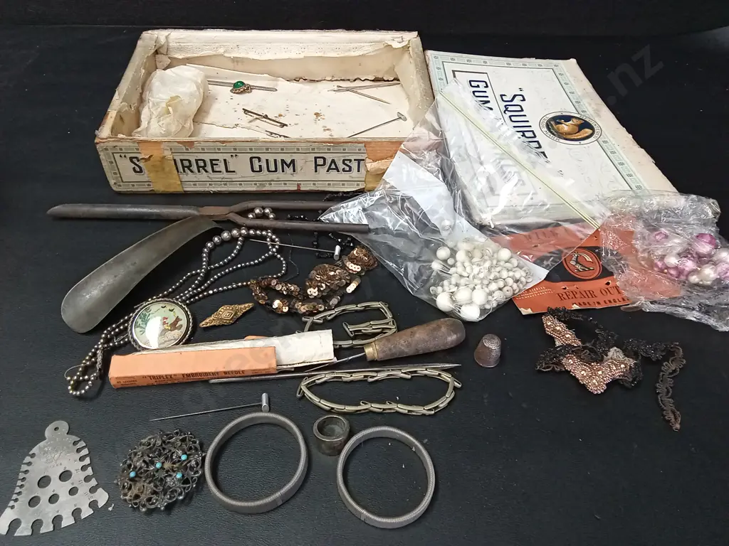 BOX OF VINTAGE JEWELLERY Image 1++