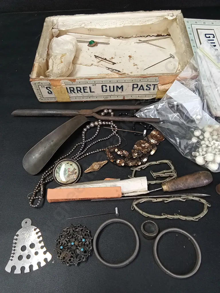 BOX OF VINTAGE JEWELLERY Image 1++