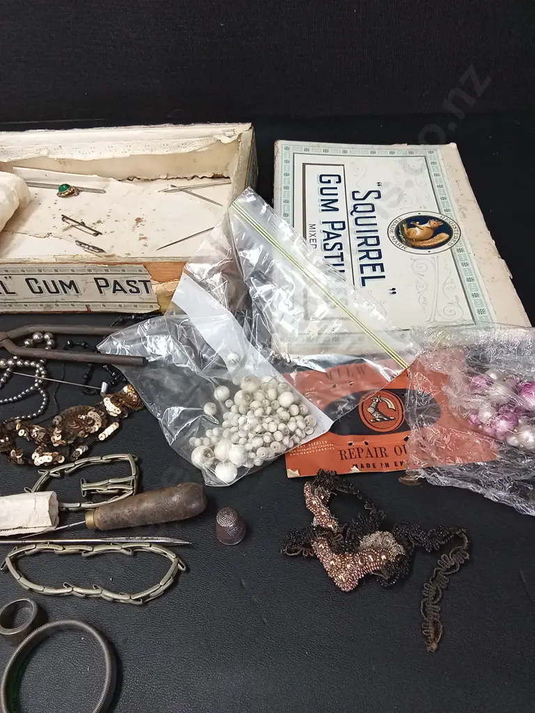 BOX OF VINTAGE JEWELLERY Image 1++