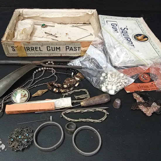 BOX OF VINTAGE JEWELLERY