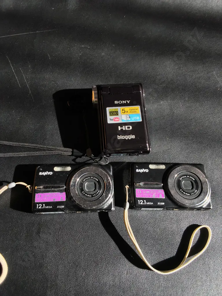 3 DIGITAL CAMERAS, SONY, ANDXOAIR OF SANYO, UNTESTED Image 1++