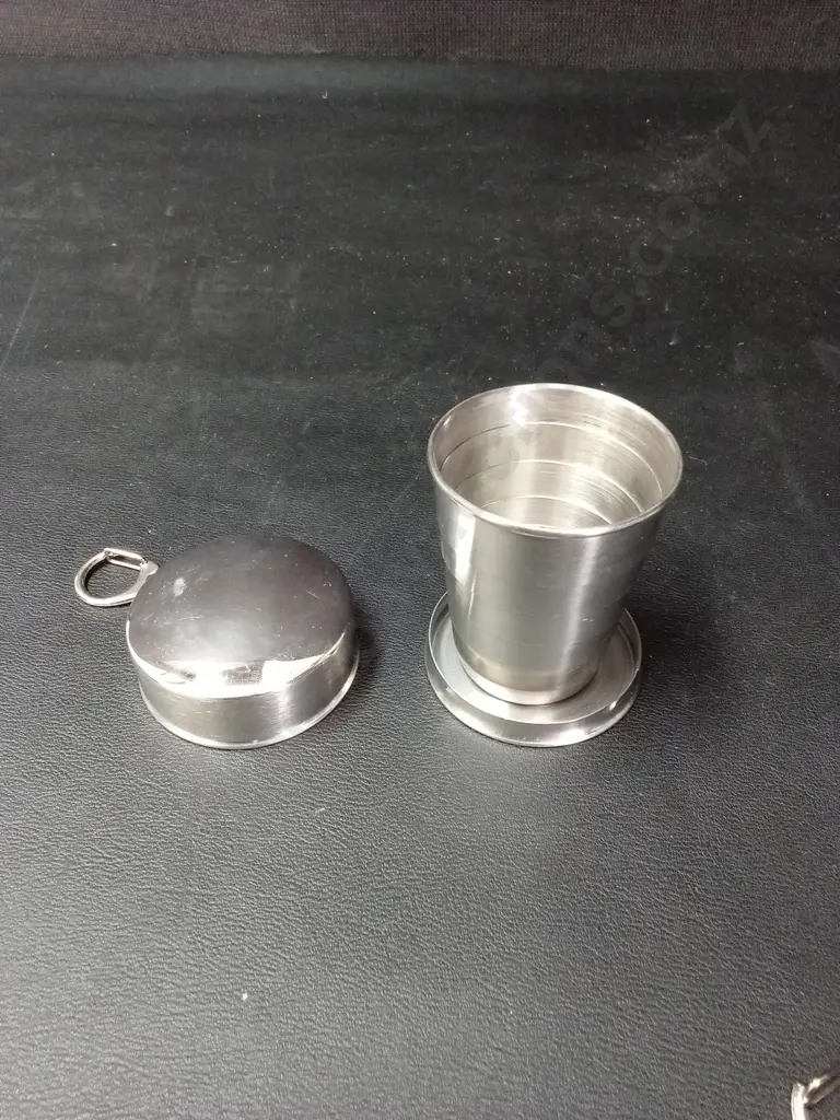 STAINLESS STEEL 18OZ FLASK WITH 2 CUPS IN CARRY CASE Image 1++