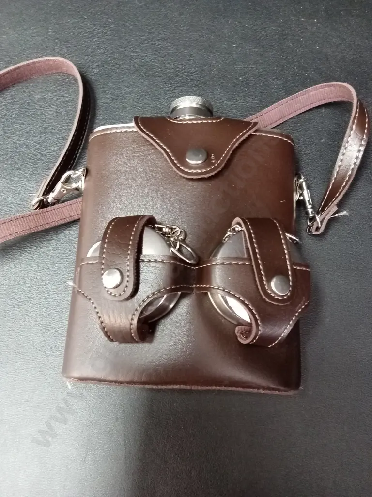 STAINLESS STEEL 18OZ FLASK WITH 2 CUPS IN CARRY CASE Image 1++