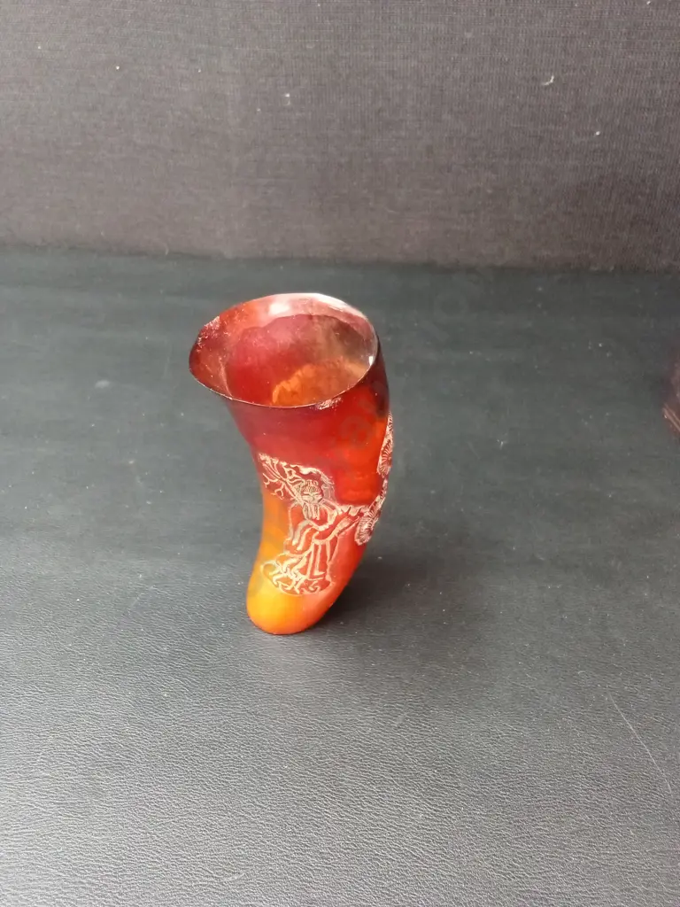 VINTAGE CHINESE BOX L25.5CM H9CM D10.5CM AND A HAND CARVED ANIMAL HORN LIBATION CUP H10CM Image 1++